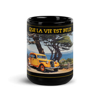 Tazza nera lucida disegnata dall'artista Raul Carrasco Garcia