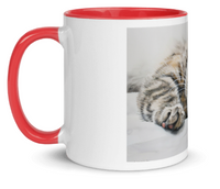 Tazza bianca disegnata dall'artista Georgette Guny