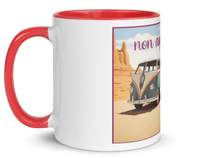 Tazza bianca disegnata dall'artista Raul Carrasco Garcia